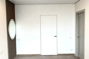 Сучасне поєднання- приховані двері та двері з лиштвою фабрики Папа Карло фото